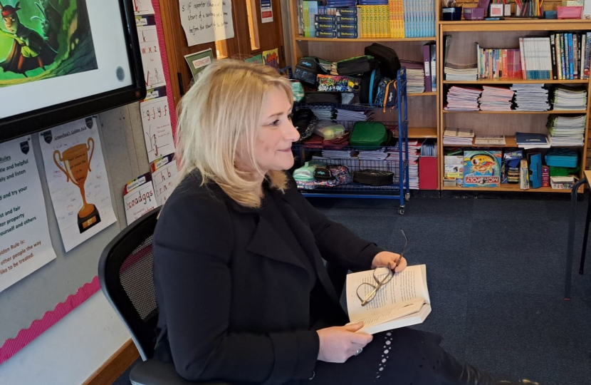 Suzanne Webb MP reading to pupils