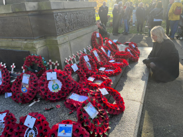 Suzanne Webb MP laying a wreath