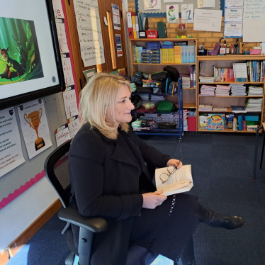 Suzanne Webb MP reading to pupils